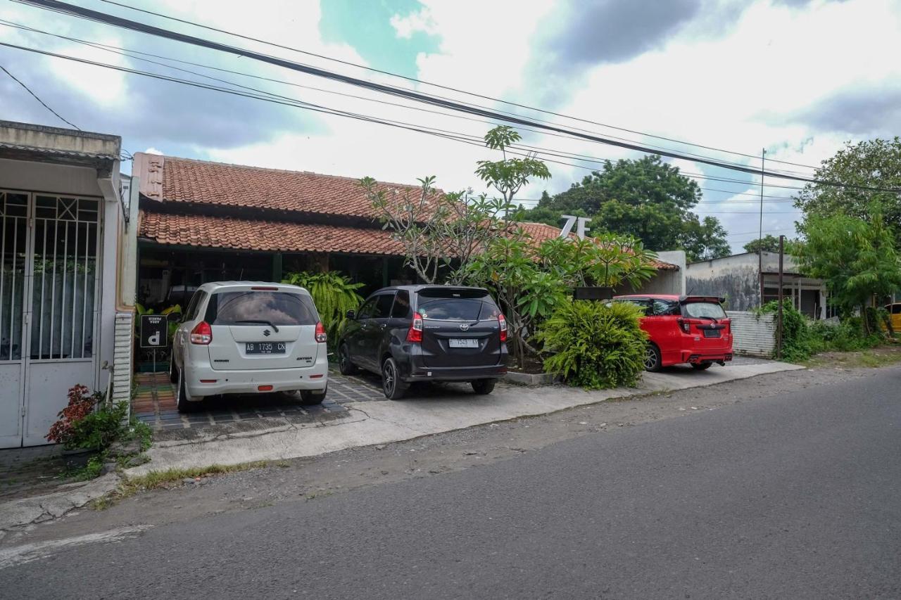 Reddoorz Near Lotte Mart Maguwoharjo Yogyakarta Hotel Bagian luar foto